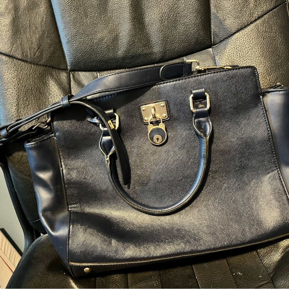 Navy beautiful purse 👛 with front lock